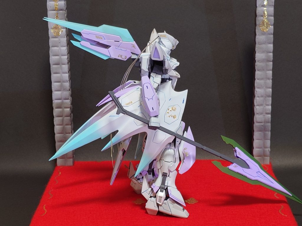 手持ちのランスはデスサイズヘルの武装を改造してソードビットを2機取り付け他は取り付け方法を変更して背中へ