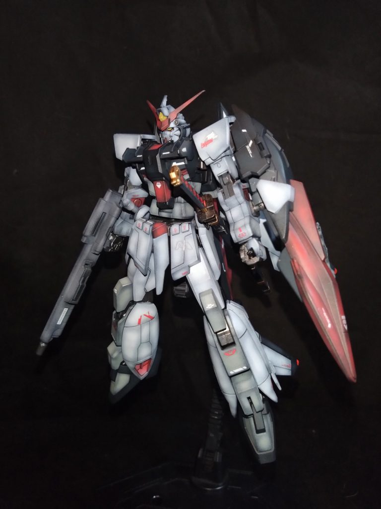 今回は塗装時の塗り分けが少なかったのでパーツ数の割にすんなり塗装できました😁腕周りにアストレイ味を感じたので、刀を装備させてみました