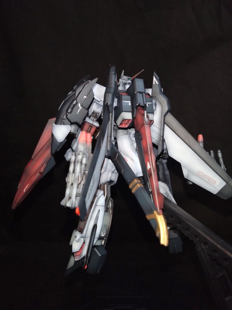 腰裏にもハードポイントを追加してみたのですが、バックパックの翼が干渉してしまいポロリするか取り付けられないことに完成後まで気付かなかった(^_^;)