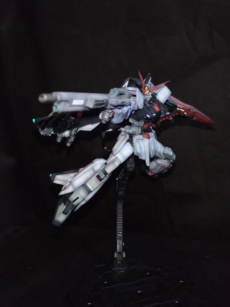 SEEDFREEDOMシリーズのキットは本当に可動域が優秀に思えます。四肢の保持量も問題なく割と大きなライフルも腕が下がることなく出来ました