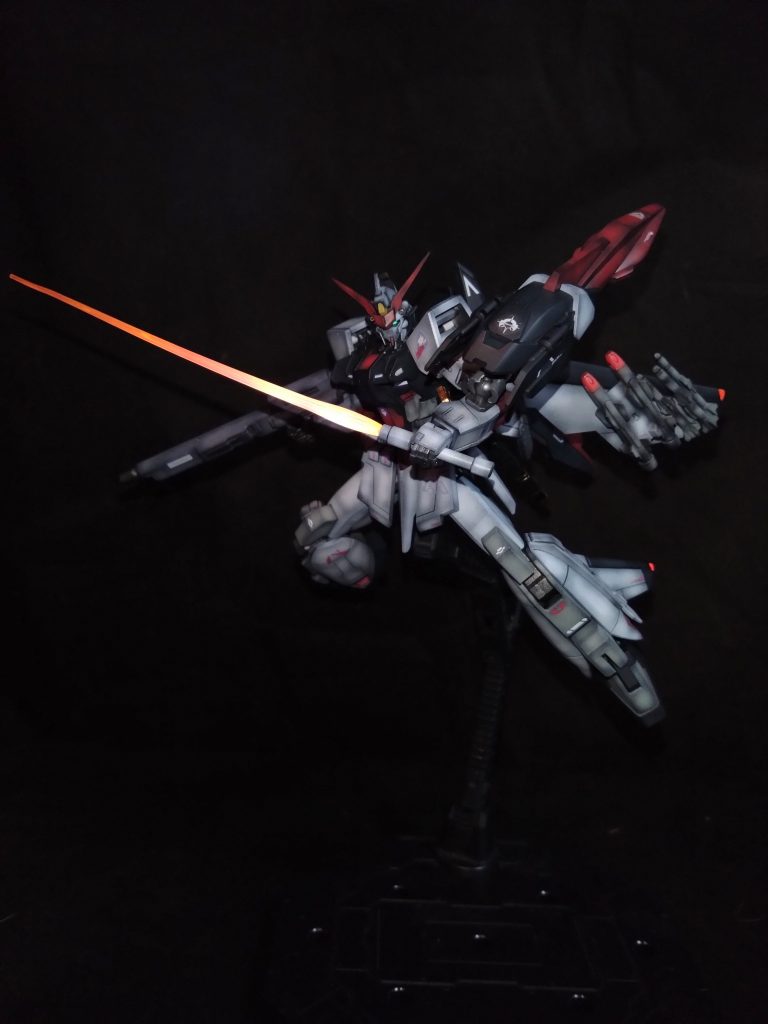 本来は左腰に装備されているビームサーベルは右腰か腰裏に装備可能にしたのですが、後ろだとポージングで体をひねるとポロリするので右腰にしてますシールドのジョイントも少しいじり、位置の調整によりサーベルも普通に装備で様にしました