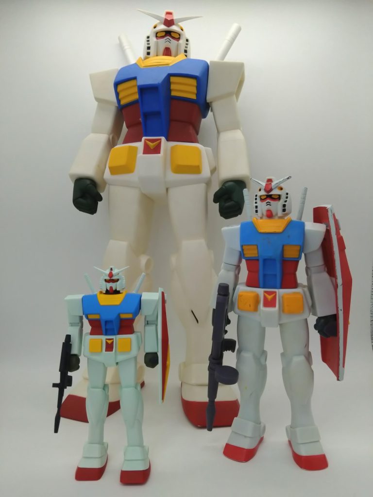 ソフビ大とソフビ小（子供が遊び過ぎてボロボロ）と。思ったより白が青かった。。。