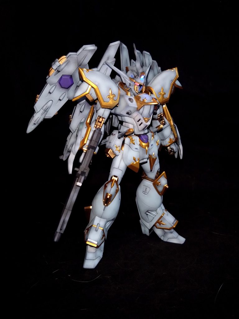 塗装は黒立ち上げからのグラデーション仕上げにしました金色は内部フレームと外装で種類を分けて質感の差をつけました