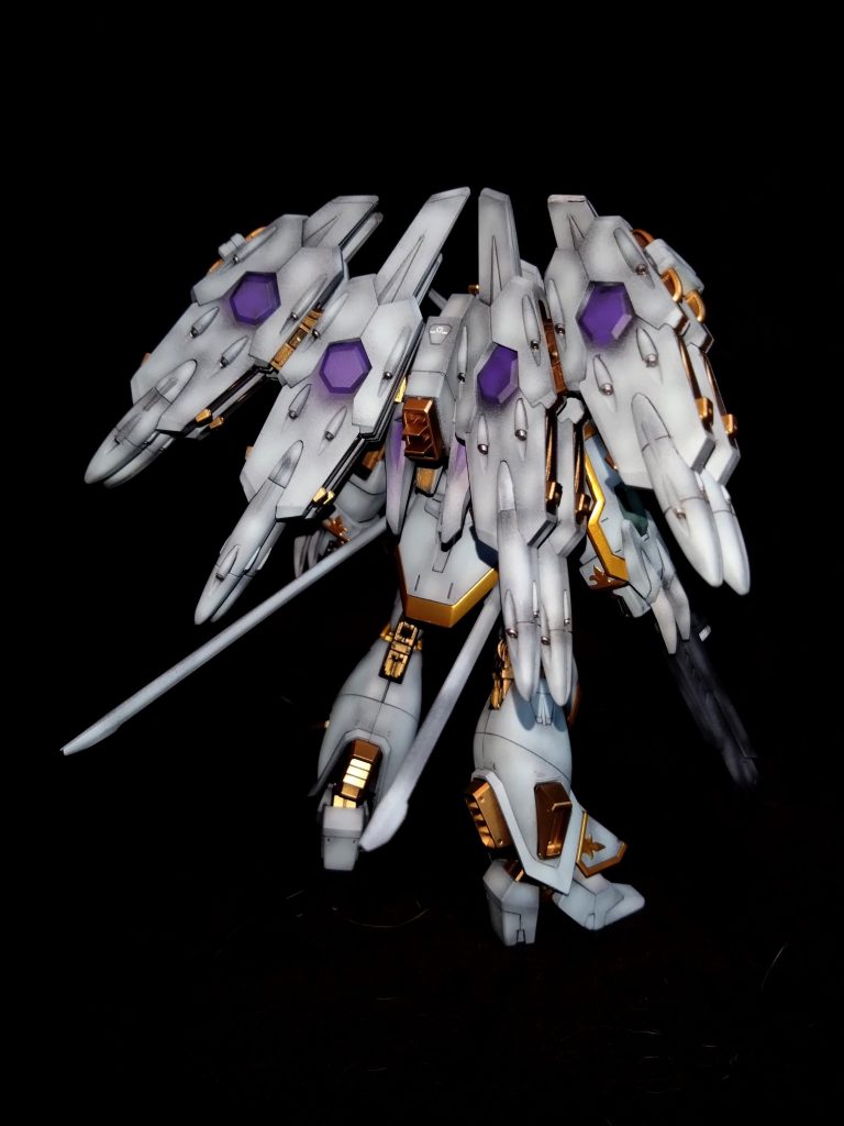 外装のホワイト色も純粋な白と青身がかった白を調色して塗装しましたデカールは貼りすぎるとエンブレービングの味が薄まりそうだったので少なく控えめにしてます