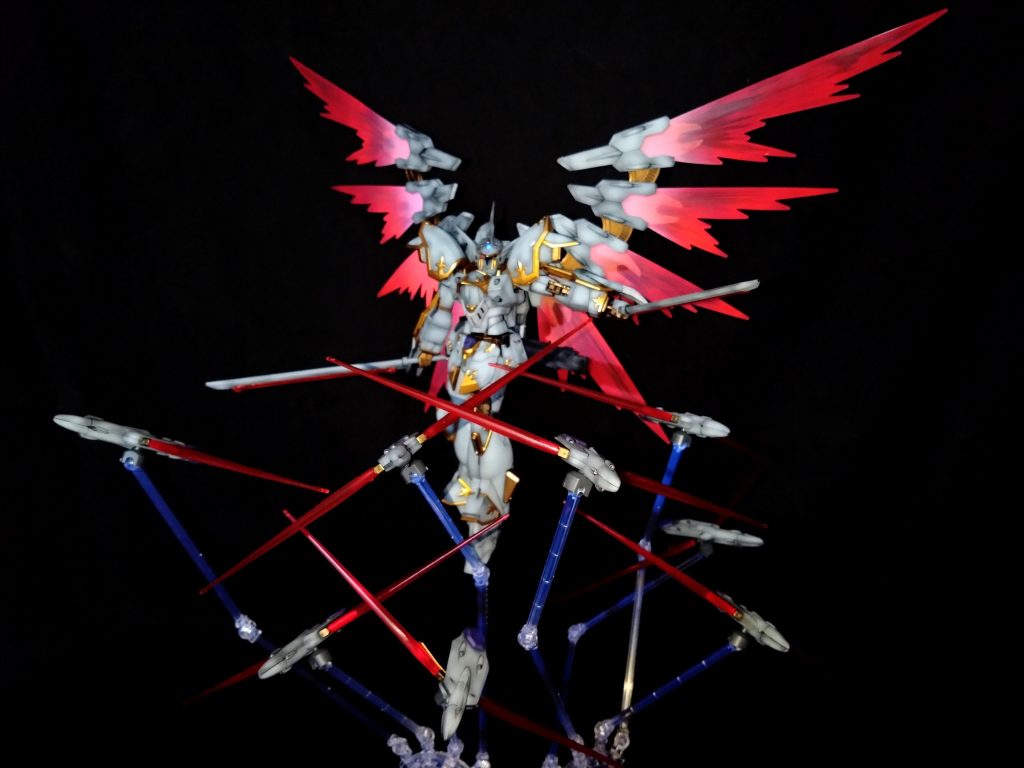 ドラグーンと展光の翼展開状態ドラグーンのスタンドはRGストフリの羽根エフェクトに付いていた物に少し手を加えたら対応したのでそちらを使用しました・・・どこまでもストフラの尊厳を奪う機体だな~(^_^;)