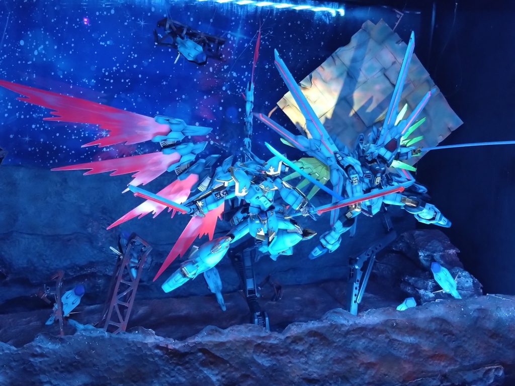 ジオラマ土台は以前ギラ・ドーガとジェガンに使用した物を利用しており、仕込んだLEDが選択で発光色を変更できるので雰囲気の変化もつけられます