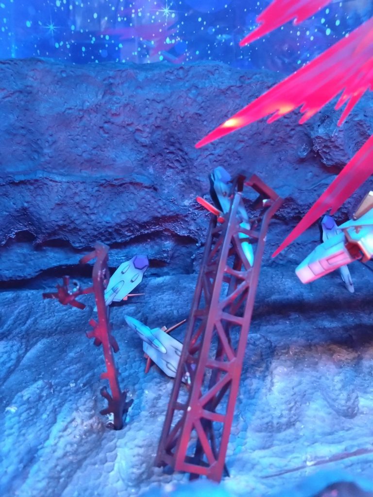 ナノ粒子の稲妻にて機能停止したドラグーンも落下や建造物に衝突した演出を入れてます