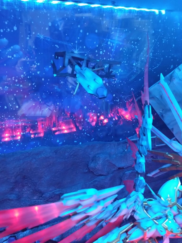 浮遊しているデブリに刺さってるのも作ってみました