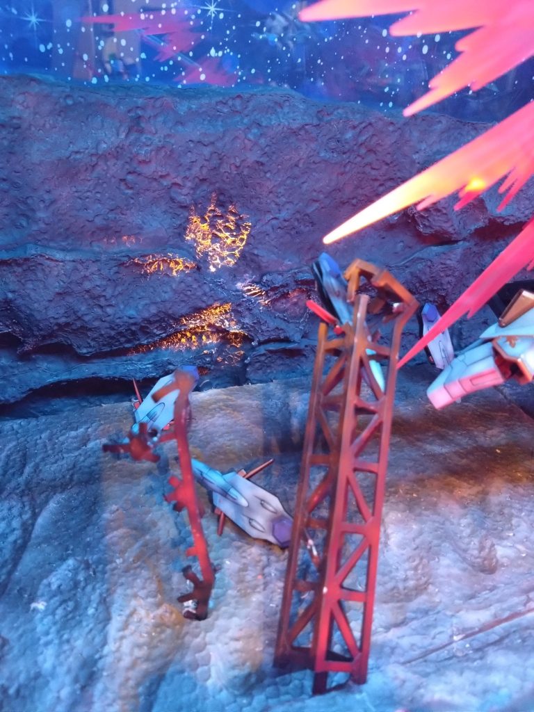 以前の土台のままだと下部のLEDの反射が後ろの風景に出てしまったので、急遽追加で壁を作成しました。UVライトにて、ビームの着弾で熱を持ってるような演出も入れてみました