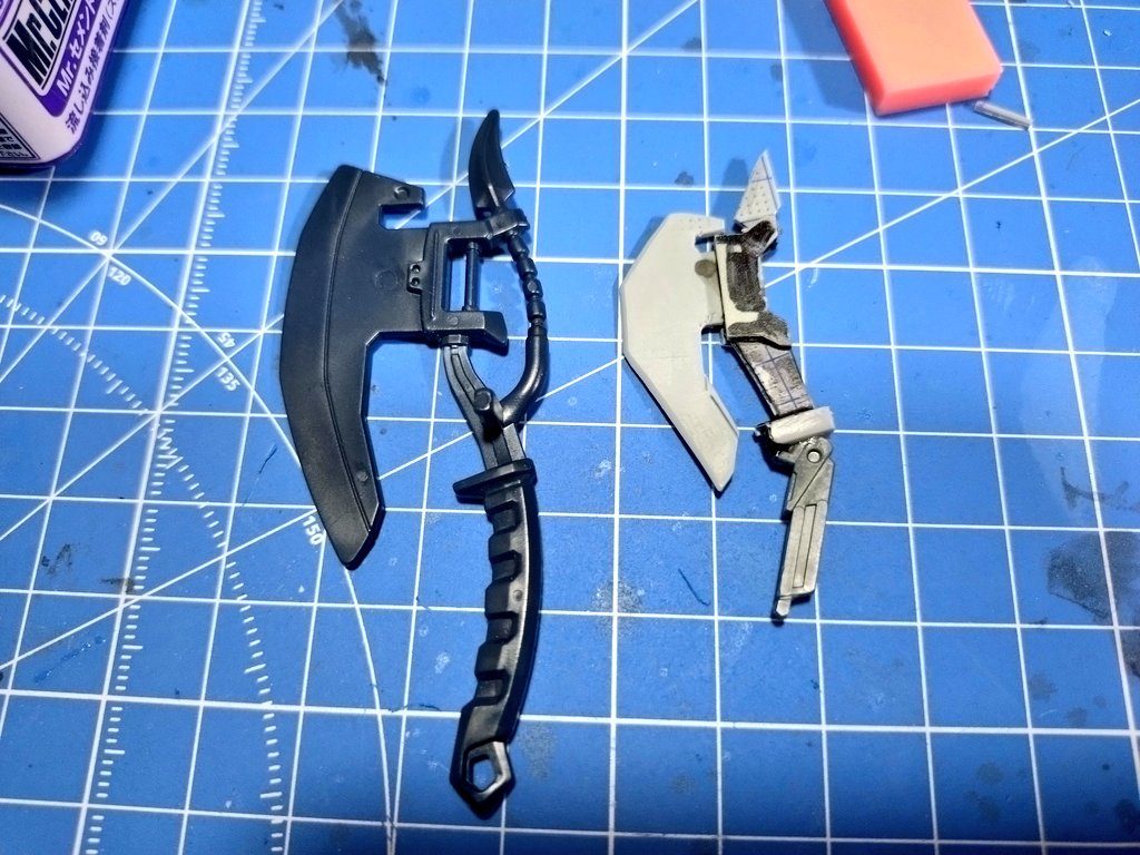 ・専用ヒートホーク今回一番苦戦した部分です当初は付けなくていいかと思っていたのですが雨で1週間近く塗装が出来ず時間があったので思い切って持ち手以外はスクラッチしてみました完成したヒートホークはそれっぽくは見えるレベルの物になったのでよかったのですが、最後につや消しを吹く段階で強度がギリギリだったことが仇となり少し強く持ったら3つにオープンゲットしました真鍮線&瞬間接着剤でリカバリーできたのでなんとかセーフ強度は大事(^ω^)