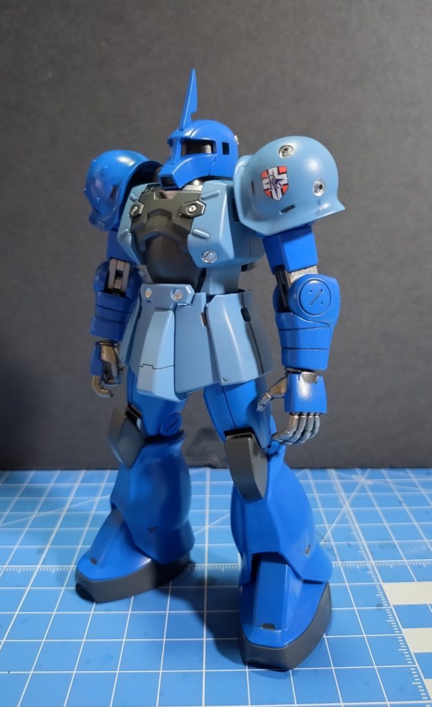 ・塗装塗装は長雨のおかげで1週間近くお預けをくらいました使用した塗料は下地がメカサフライト、メインカラーがウルトラブルー、シャロウオーシャンブルー、フロストマッドブラックで武器類はヘキサグレー、関節部等はSBアイアンとなっています専用ヒートホークはDSPIAEの水性マーカーにて塗りました