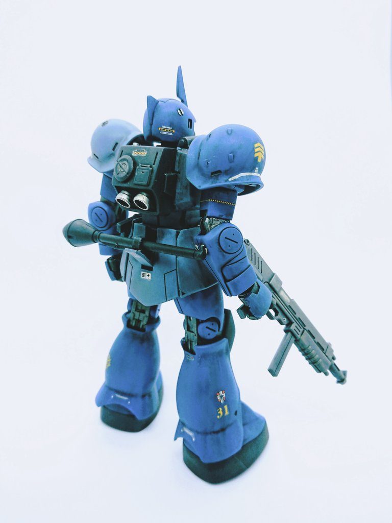 ・背面今回の目立った改造点は本体へのディテールパーツの追加以外はほぼなく、腰部にシュツルム・ファウスト用の穴と上半身右のバズーカラック取り付け部分に索敵センサーっぽい物を増設しているくらいです