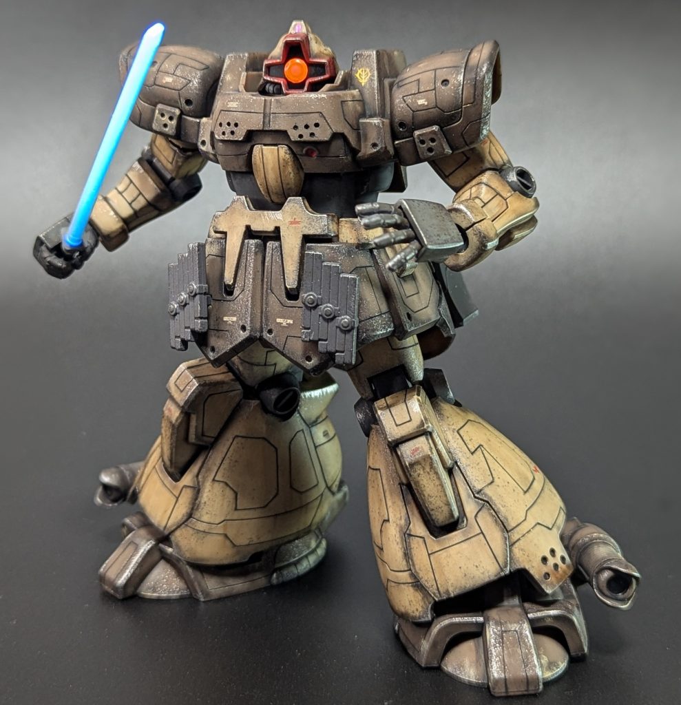 ドムのヒートサーベルは作品や媒体によって黄色だったり青だったりするので悩みました。どちらも好きなので黄色で塗装したのち蛍光クリアーを吹き、どちらもいける様にしました