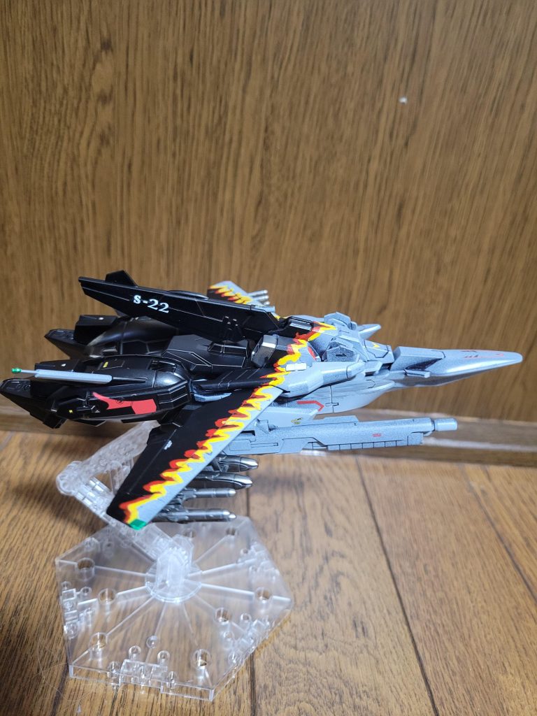 ファイアーウイングス小隊の隊長機でパーソナルナンバーは22。