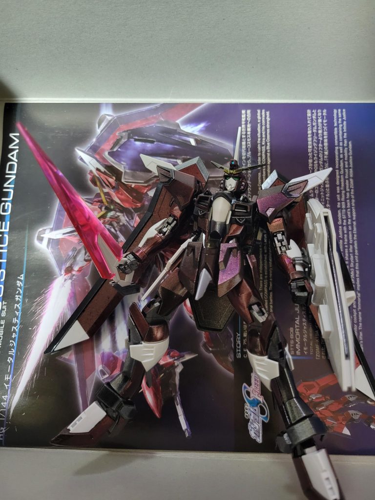 画像よりも実物の方が綺麗な色合いです。白いパーツぐらいはスミ入れすれば良かったかな😅塗装ブースはあるのですが、希釈するときの溶剤のニオイなどで窓を開けないと臭いので冬になったら塗装ができないかもしれないので雪が降るまでにもう一体ぐらい塗装したいものです⛄それから...