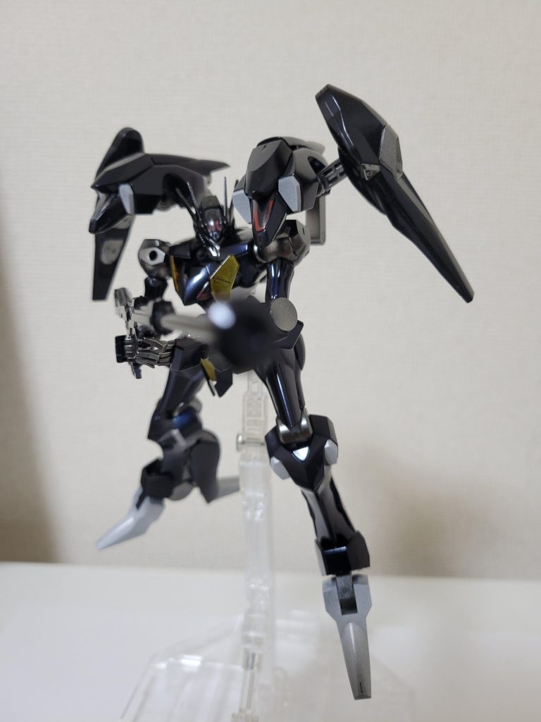 ポーズをつけているうちに塗装が剥げたり、動かしてみると間接に塗れてないところあったり、箱に封印するのに武器を外す時に手甲の基部が折れたりしてテンションが下がりましたが中々綺麗に塗装できたので満足です！今年はガンプラはもう塗装できないかもしれませんが次の作品の塗料のテストをかねてポケモンのフシギダネを購入したので、ひっそりと塗装してみます🌱冬の間は素組で積みプラを減らしつつ、ビルドファイターの最初のやつの時に途中まで作っていたヤマタノオロチブースターを装着するスサノオガンダムと、その当時作った百式観音キリークに続く観音シリーズ第二弾の百式観音ウンを完成させて来春塗装して仕上げたいと思います。しばらくは、ちょいちょい過去作をアップしたいと思います(素人作品ですが😅)