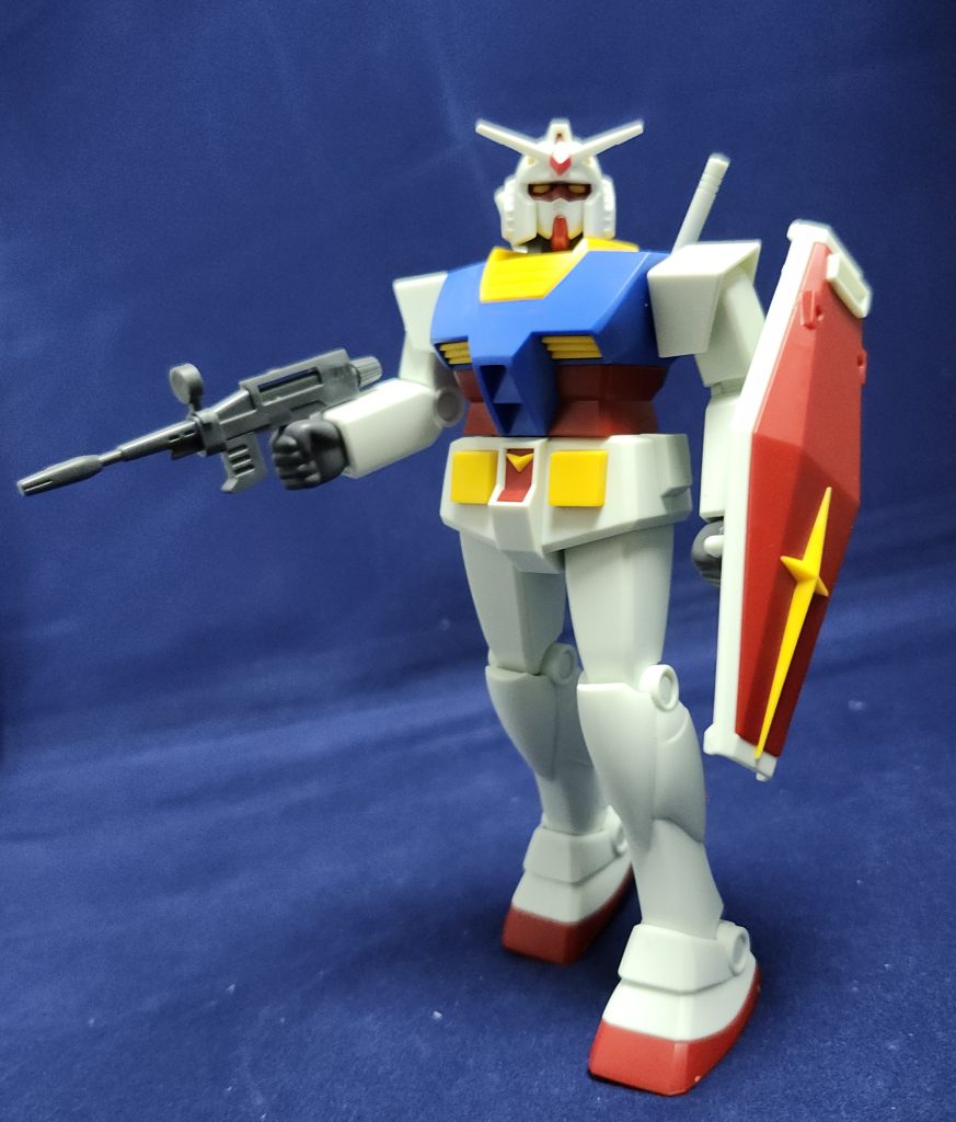 こいつ…動かないぞ!部分的にボールジョイントなども使われているのでこんな見た目でも意外と動く…なんて事はなく可動範囲もベストメカコレクション的です。定価1300円、より安い値段でHGやEG手に入るからコイツも動くよね!なんて甘えを一切許さないストイックさは中々に素敵。