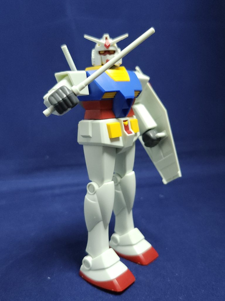 ビームサーベルのただの棒感も完璧に再現、ちゃんと劇中ぽいビールサーベルの形になったのはいつからだろうか…クリアパーツのビーム刃が標準で付属するようになったのはいつからだっけ…とガンプラの進化を感じさせられます。ちなみにHGのビーム刃を取り付けられる柄部分も付属してたりします。