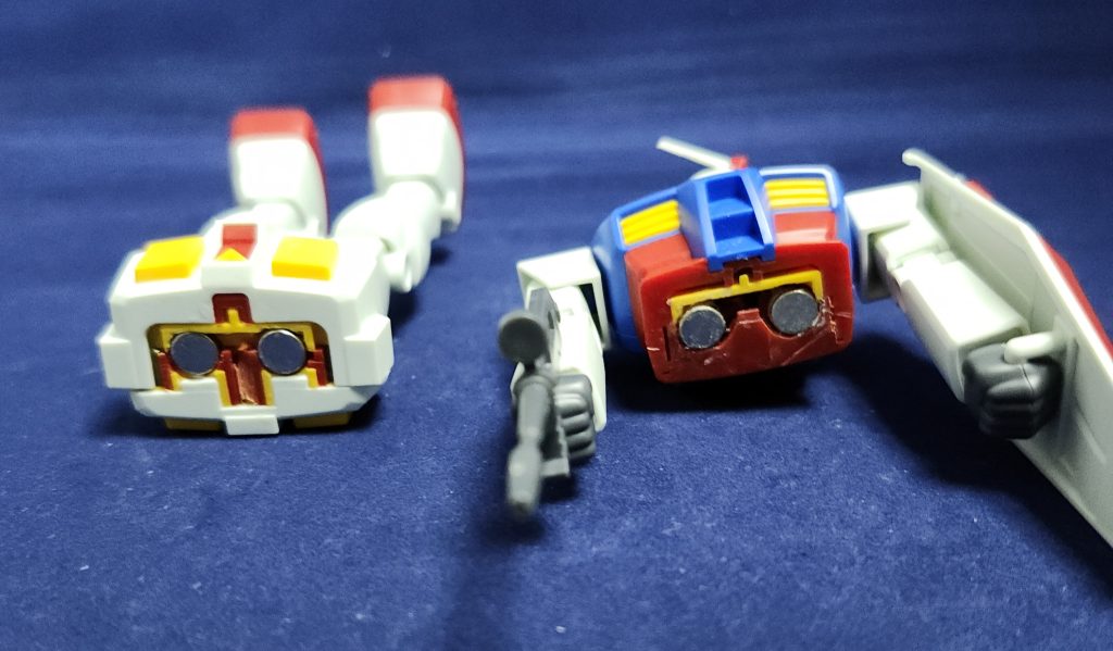 まったくの無改造ぽくしてたこのガンダムですが実はキットのままだと上半身と下半身分離が出来ない構造だったためそこだけ小改造して100均ネオジムで分割出来るようにしてました。構造上可動軸仕込む事も出来そうですがこの見た目で腰だけ回るのもなんか違う気がしたので強度重視でこんな感じにしてます。