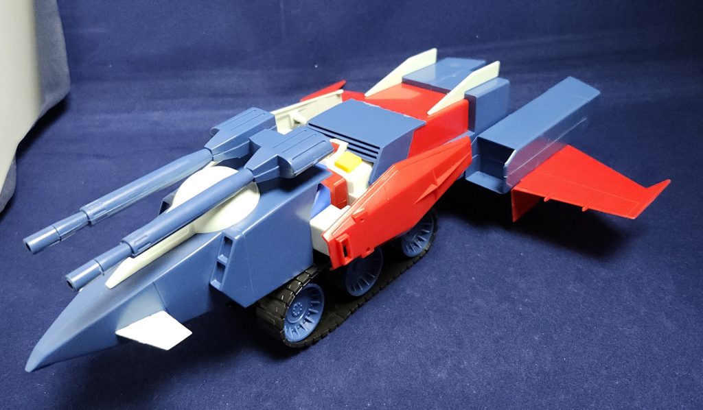 Gアーマー状態も同様に全くの無改造でいけました、付属の盾ま拳の穴の経が一緒なので持たせる分にはそのままでOKでした。厳密にはGアーマー付属のガンダムには盾の位置変更するために拳に変な穴空いてたりするのでそこまでは再現出来ないものの普通に遊ぶ分には全く問題無いですね。