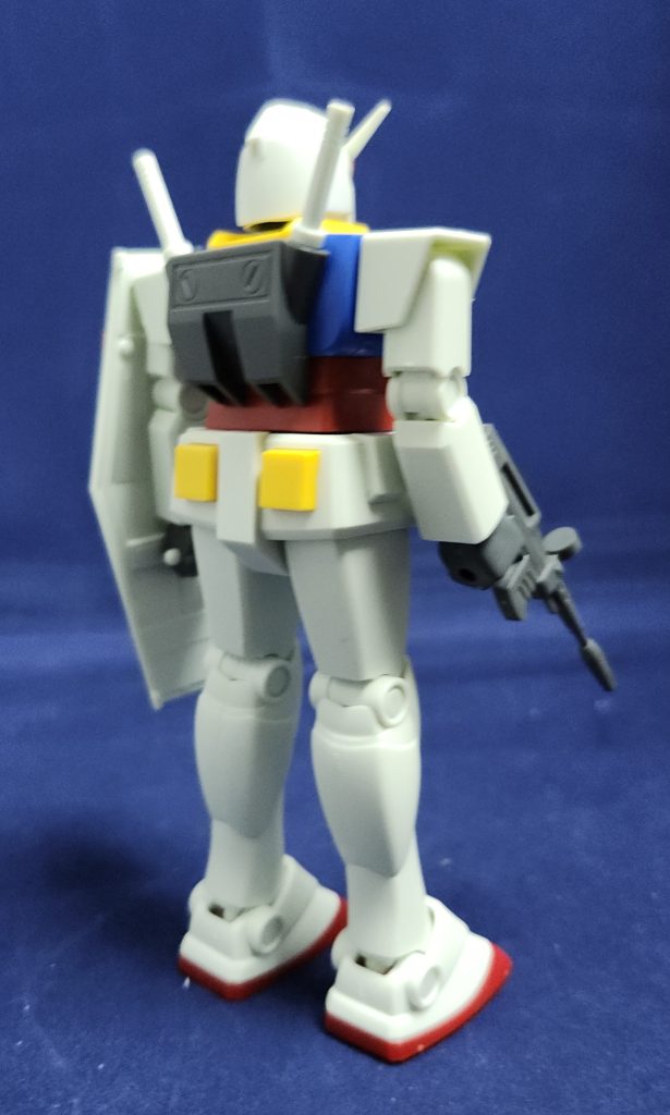 後ろ、体型しかりちょっと緑がかった白など最初期のガンプラの特徴はしっかり残しつつも背面まで色分けは完璧という変な違和感に悔しいけど最新キットなんだなと思い知らされます。