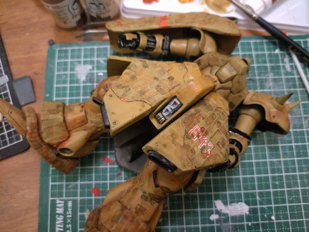 経年劣化表現は「絵具」?何度も薄めた色を重ねて自然に汚れが蓄積した表現を試みましたが、なかなか色付かないし、すげぇ面倒くせぇし、なかなか乾かないし、直ぐに手につくし…やはり水性は面倒くさい…