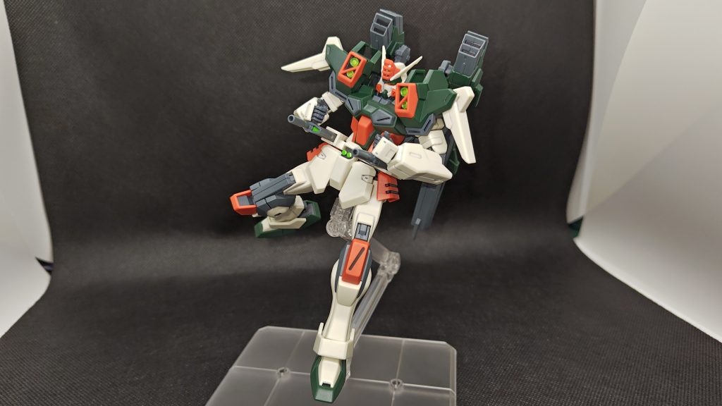 腰のビームガン。背負いものが大きいだけに、何かこぢんまりな印象を受けます。