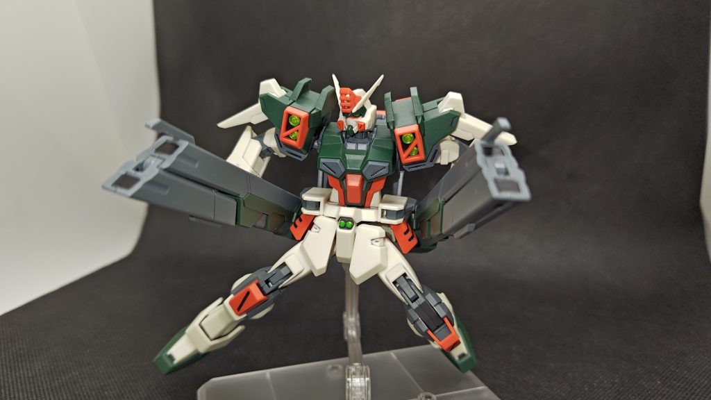 劇中では使用してませんが、設定では二つ折り状態でも運用できるとあったので。