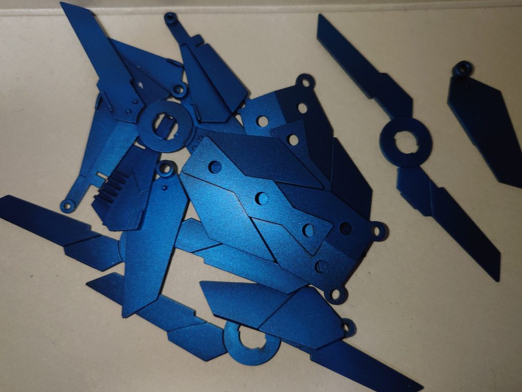 サイコフレーム部はクリアパーツを活かす予定でしたが、塗装を進めるうちにこの部分だけおもちゃ感が出てきてしまったので塗装をしました。ABSパーツはプライマーから塗り始めて、下地の黒 → メタリックブルー → 蛍光クリアー → 最後に敢えてつや消しを吹いて 、重めに発色するようにしています。