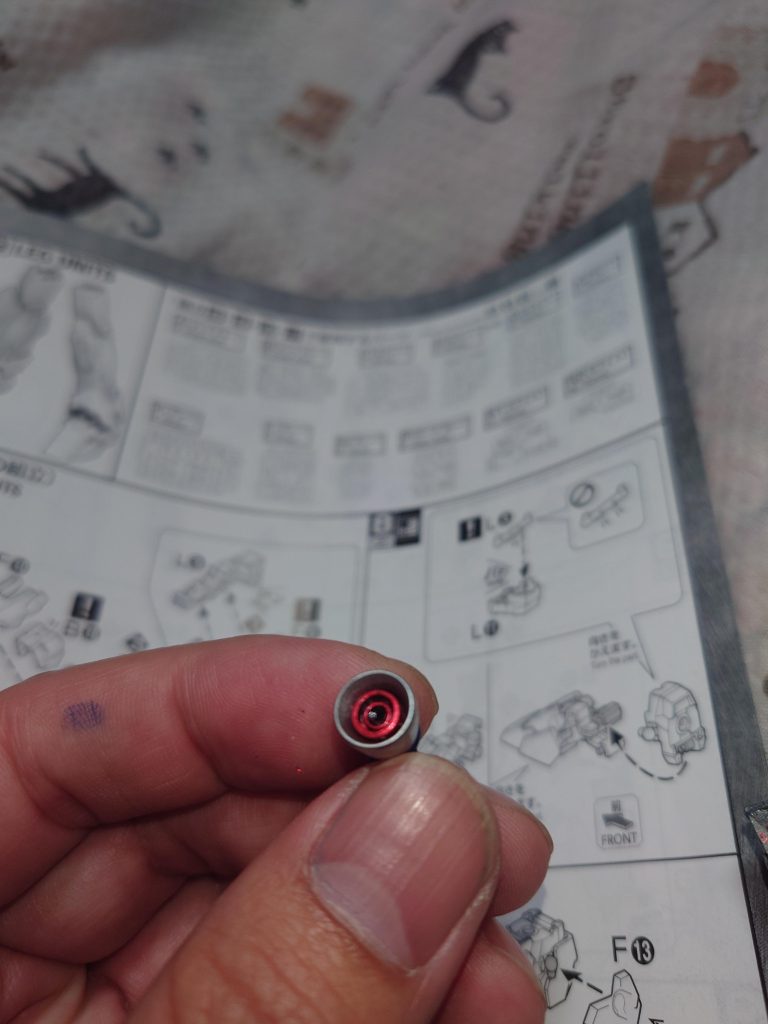 今回ほとんど見えませんでしたが・・・バーニア部はそのままだとノズル奥の見た目がショボすぎるので、市販パーツを塗装し、埋め込んでいます。