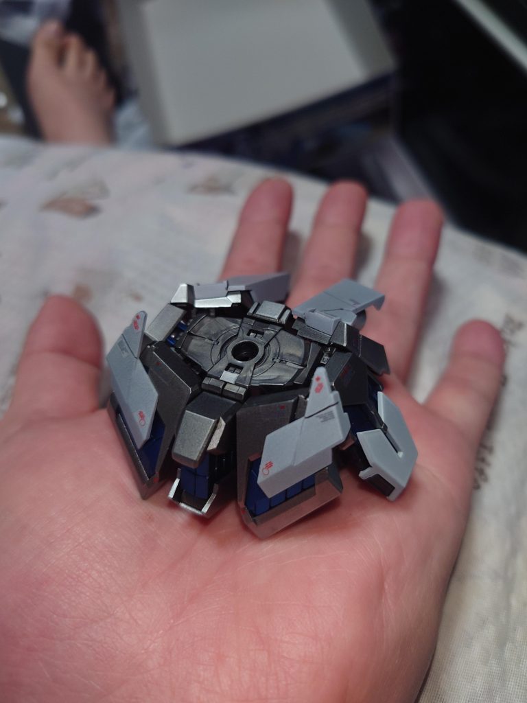 全体写真では分かりにくいですが、本体はシルバー1色だけでなく、グレーをアクセントとしてサイコフレーム露出稼働部を塗り分けています。どんな見た目になるか・・・博打でしたが、今では気に入っています。