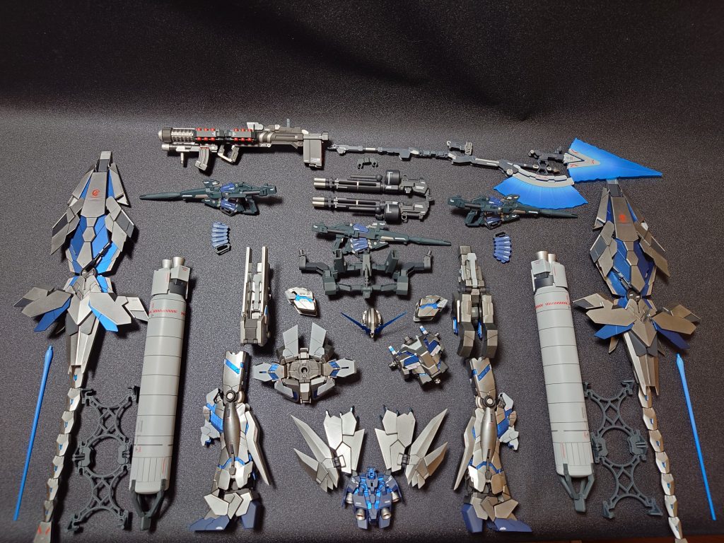 最終工程、組み上げ前の儀式として各パーツを並べてみました。うん、壮観ですね!!MGの全塗装は骨が折れましたが、この景色を見れると報われた感があり、楽しいですね。今回は本体よりも武装の塗り分けの方が大変で、特にアームドアーマーDEは形状の関係でマスキングが大変でした。バズーカがお気に入りです。出番はありませんが・・・