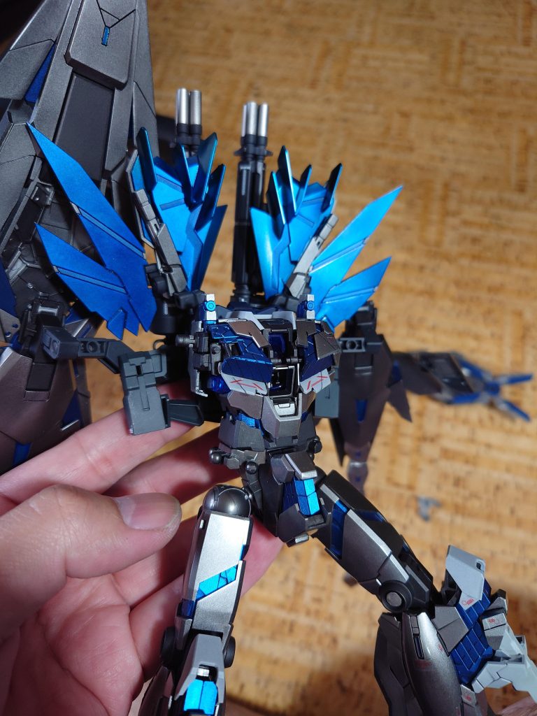 いざ、アームドアーマーDE、及びディバイン化のためのパーツを装備。・・・したところ問題が大発生。重量過多により各部がきしみを上げ、パーツが外れる!!緩む!!!など自重崩壊しました。ユニコーンモードで飾るつもりはなかったため、変形稼働部は瞬間接着剤で固定、補強をしていたのですが、それでもまだ足りませんでした。写真の状態まで分解し、内部のサイコフレームや装甲を動かないようにするため、外観に影響を与えないよう慎重に接着をしました。