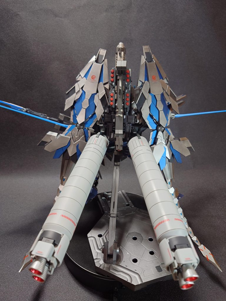 バックショット①全ての元凶、ディバイン化に伴い増設したタンク、バズーカ、ダブルガトリングです。しかしながらこの素晴らしいモリモリの後ろ姿を見せてくれたのだから・・・許しましょう。