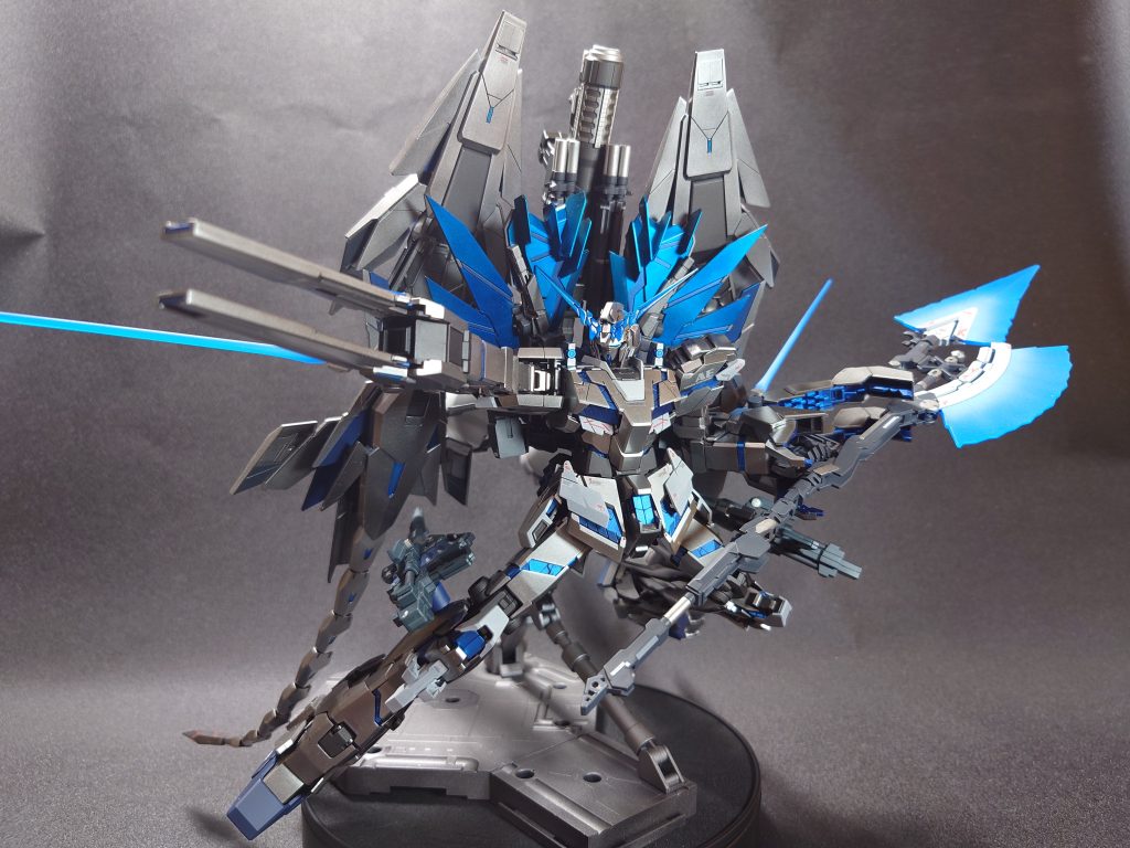 バズーカ、ガトリング、マグナムを持たせて色々ポージングを取らせたかったのですが、自重崩壊と塗装ハゲが怖いので断念をしました。それでもワンポーズだけでも取らせたかったので、写真の通りポージングをしました。