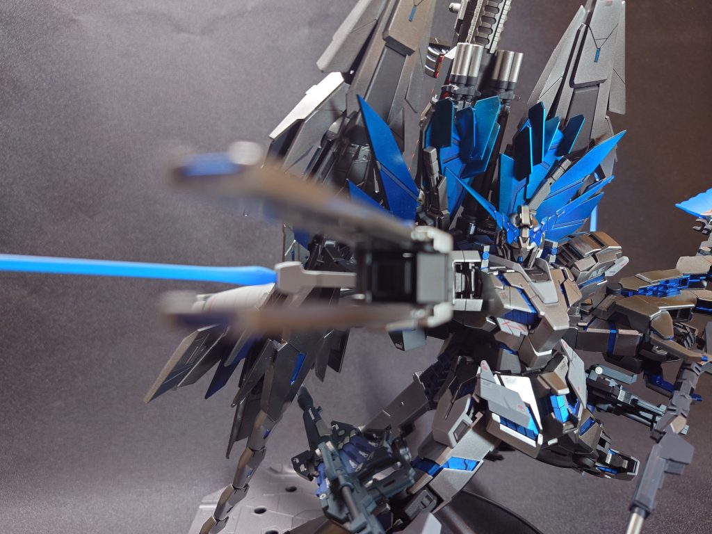 どの武装でポーズを取らせるか、かなり悩みましたが、やはりアームドアーマーを使うべきと判断しました。アームドアーマーBS構え!ビームトンファーサーベルも展開していますが、ギミックを使いたかっただけで、戦術的な意味合いは無いです・・・