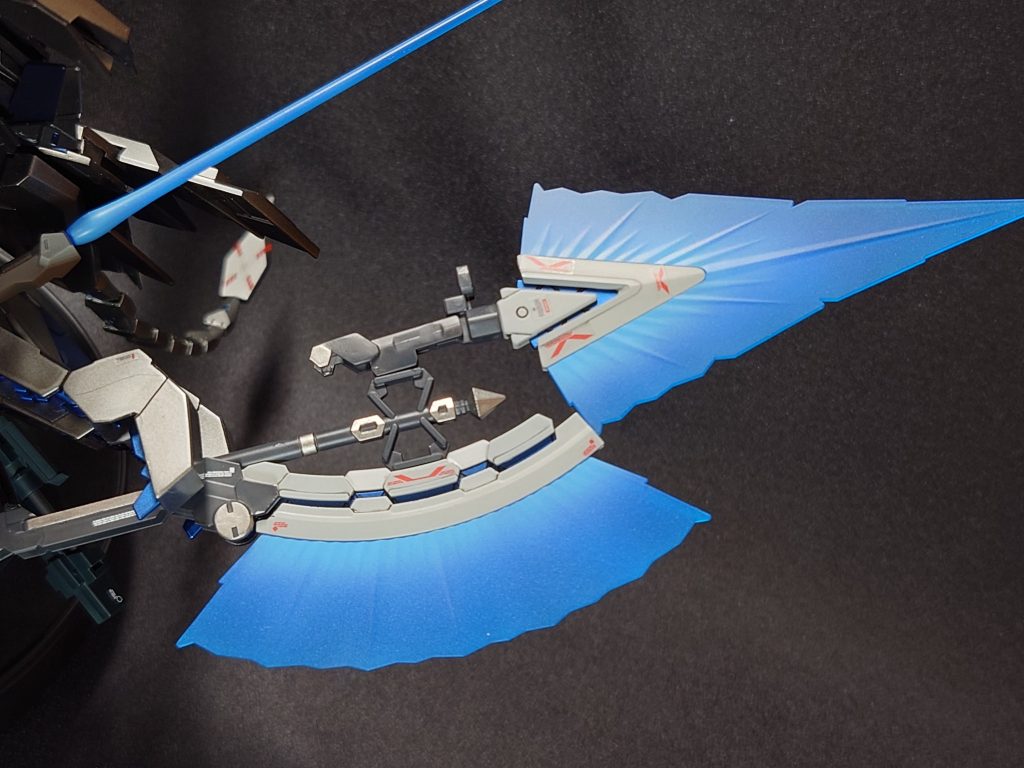 グラデーション塗装を行ったビームエフェクト部です。もう一段、白を強調した層を加えても良かったかもしれませんね。でも満足です。このビームジャベリンは付属のハンドパーツでは保持できませんでしたので、やむを得ずハンドと接着しました。悩みましたがジャベリンは構えさせたかった・・・