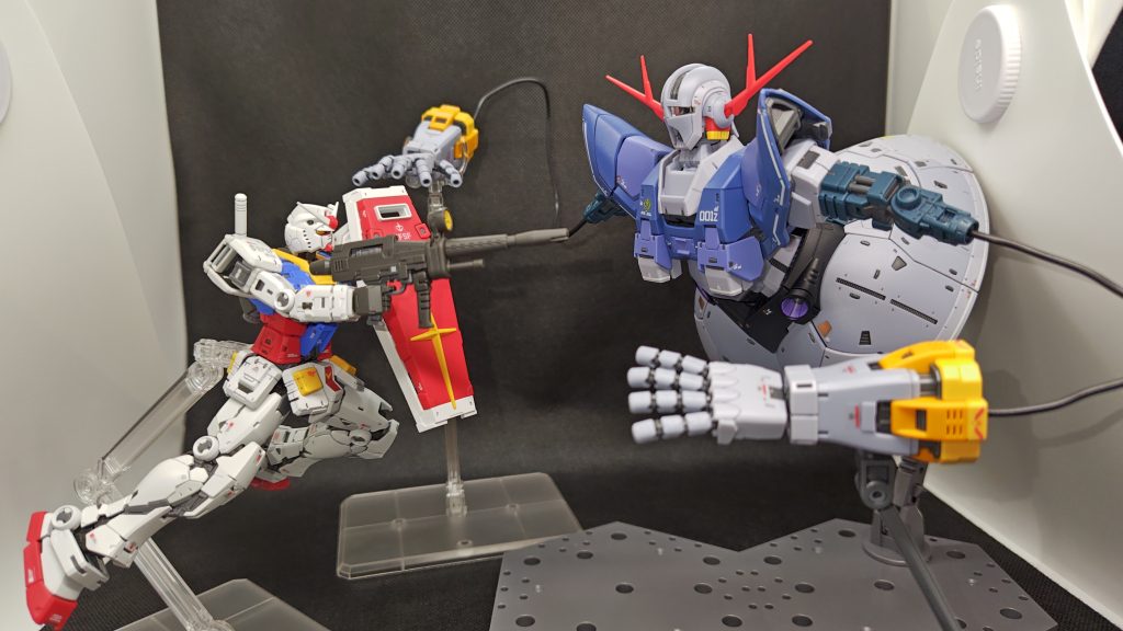 ビームライフルと、有線メガ粒子砲オールレンジ攻撃。天パが、ちぃっ!後ろからから!とか言いながら、ビームの隙間をすり抜けてくるあのシーンをイメージしてます。