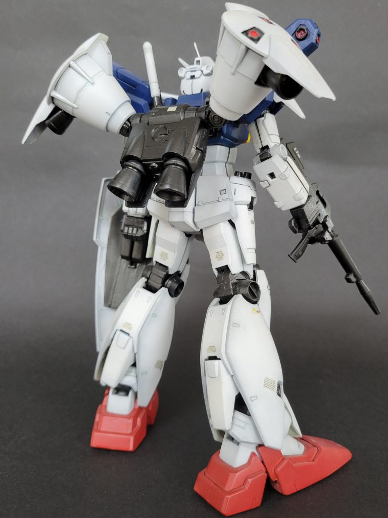 キット発売当初、ホビージャパンの作例で、ランドセルの位置を高くするアレンジが紹介されていました。しかし、内部コアファイター部分の加工も必要なため断念。今見ると、バランス的に必要な工作だったような…。