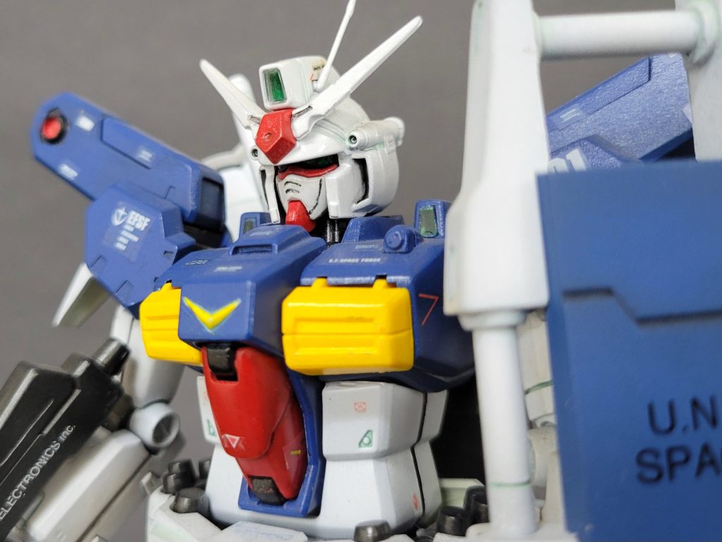 塗装白、青、赤、黄…タミヤ アクリルカラー フラット関節、ビームライフル、バーニア…クレオス 水性ホビーカラー 黒鉄色一応、グラデーション塗装を施しましたが、陰影が弱すぎた様子。