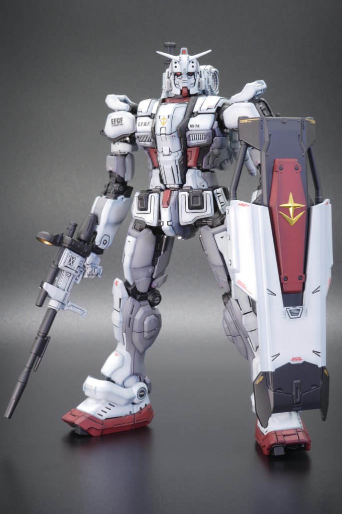 モールドとか細かく作られていたので、グラデ塗装が大変でした。グレーのグラデは、パープルサフを使うとめっちゃ良い感じに馴染みますのでおすすめです。塗り分け必須部分はあえて塗装せずにグラデとかを活かす方式にしました。