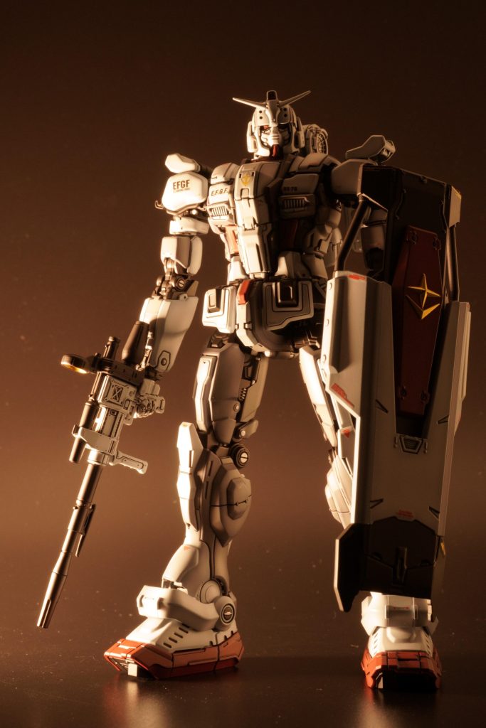 細かいですが、ツインアイの部分も上下別れるようにスジボリを入れています。