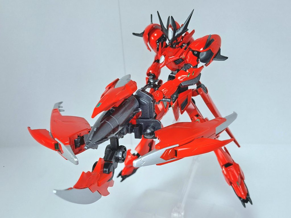 アメイジングアイアンブラッドアメイジングメイスとブースターを組み合わせた弩弓型決戦兵器。 ブースターに内蔵されたエネルギー供給システムにより機首にあたる部分から高出力のビームを放射するだけでなく、メイス本体を電磁力により超高速で発射する最終攻撃も可能。