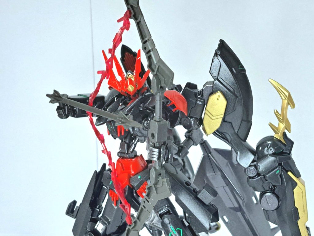 ラウズダインスレイヴツインブレードを連結させた電磁投射大弓を用いて高硬度レアアロイで精錬された特殊矢を超高速で射出する。ただ発射する以外にも、オーラを纏った矢を束ねた状態で頭上に向けて発射し、発生した魔法陣から複数の矢が降り注ぐ範囲攻撃も行う。