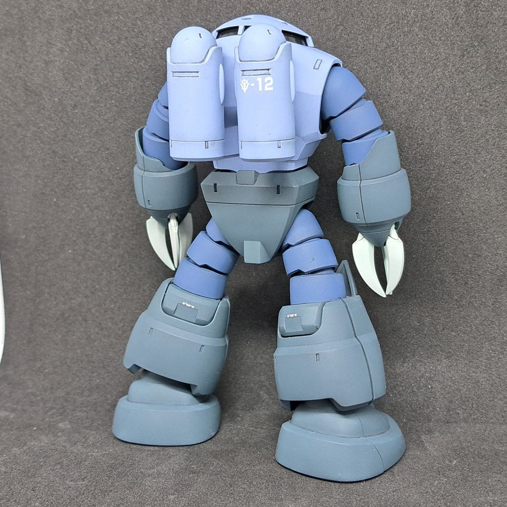 背中のジェットパック？はアニメ版の配色にしてます。