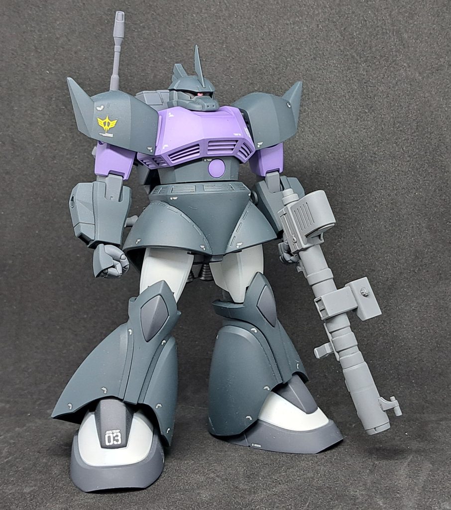 ゲーム中のポリゴンに合わせて武器は左手持ち、ライフルは背中にマウントさせています。