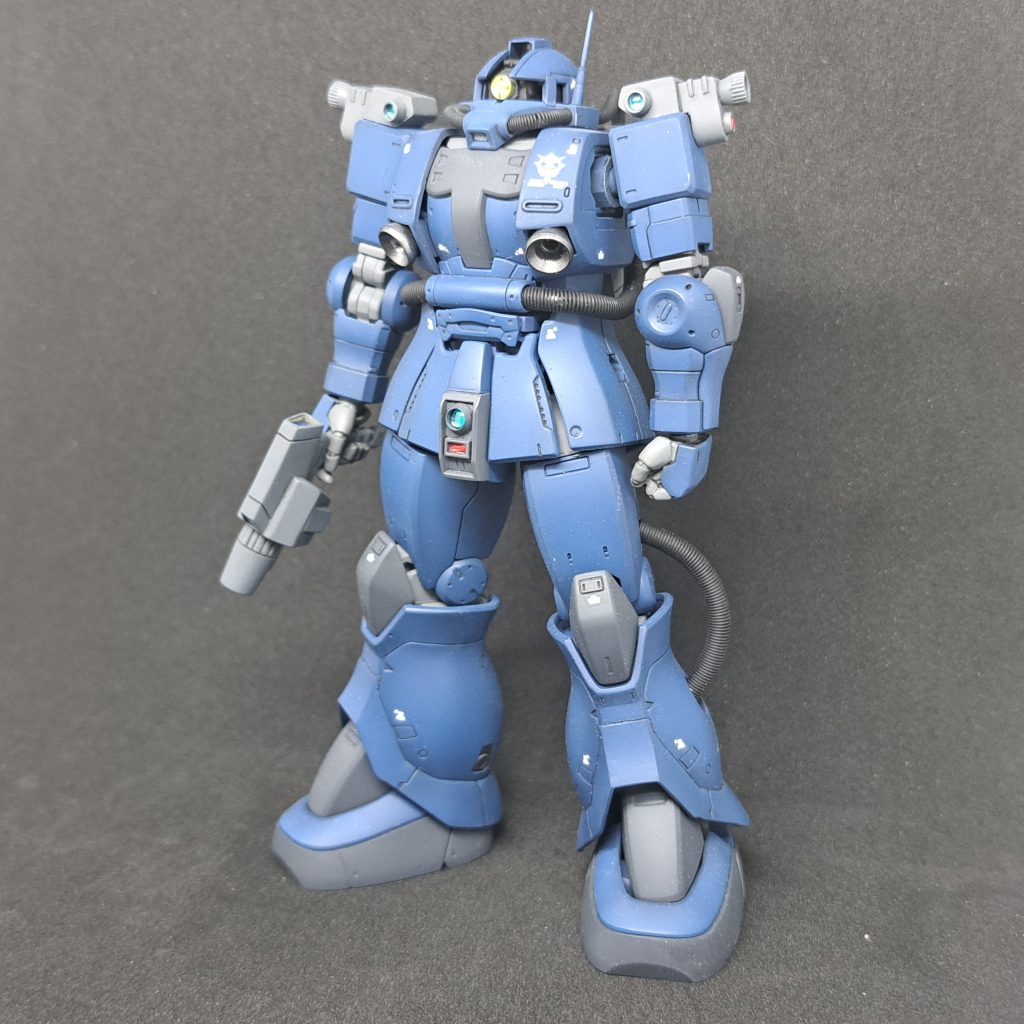 同シリーズのザクキャノン用の胸とフトモモ、旧キットのカメラ部分などを流用しています。　モノアイはHGUCのザクⅠスナイパーより流用。スネアーマーはプラバンで形状変更。