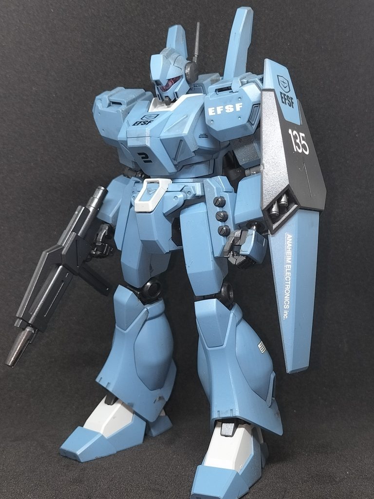 はい。ということで連続投稿2作品目。HGUCのジェガンD型エコーズ仕様を塗装してきました。余剰パーツのA型の頭のセンサーユニット(?)を付けた姿です。