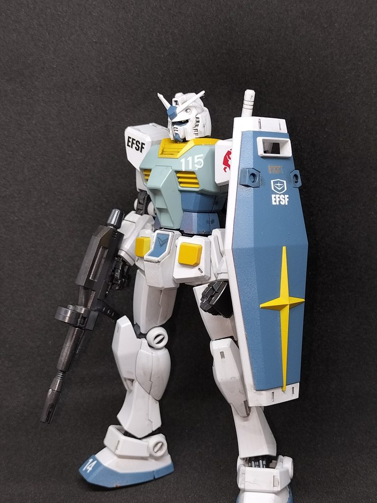 ということで今回はガンダム（リバイブ版）を作ってきました。イメージ的にはロールアウトカラーに毛が生えた程度の塗装で設定としては「RGM-79ジムの為に新造したパーツの実験機としてガンダムの余剰部品を一部拝借して建造したガンダム。書類等は全て現存していなく目撃情報も少なく謎な機体である。」なんか無茶苦茶だな………