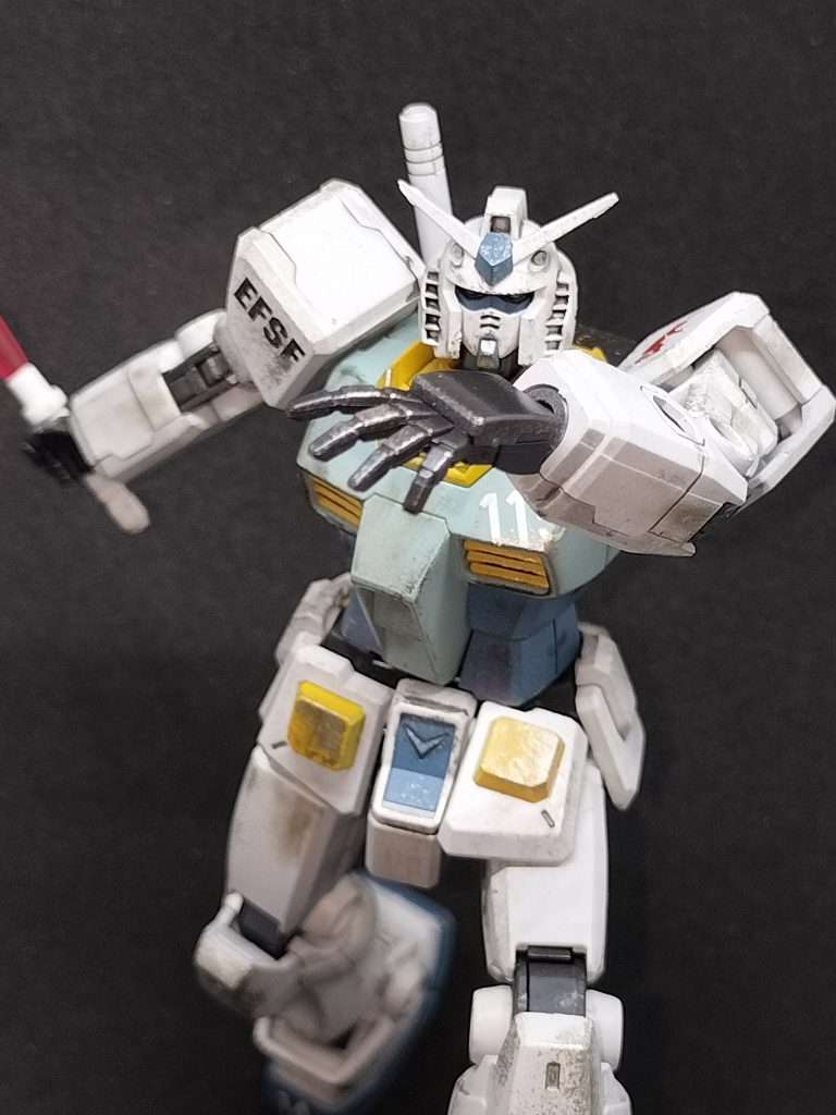 「く、来るなぁぁぁぁ!!!!」ってジオン兵が喚きそうなポーズ。